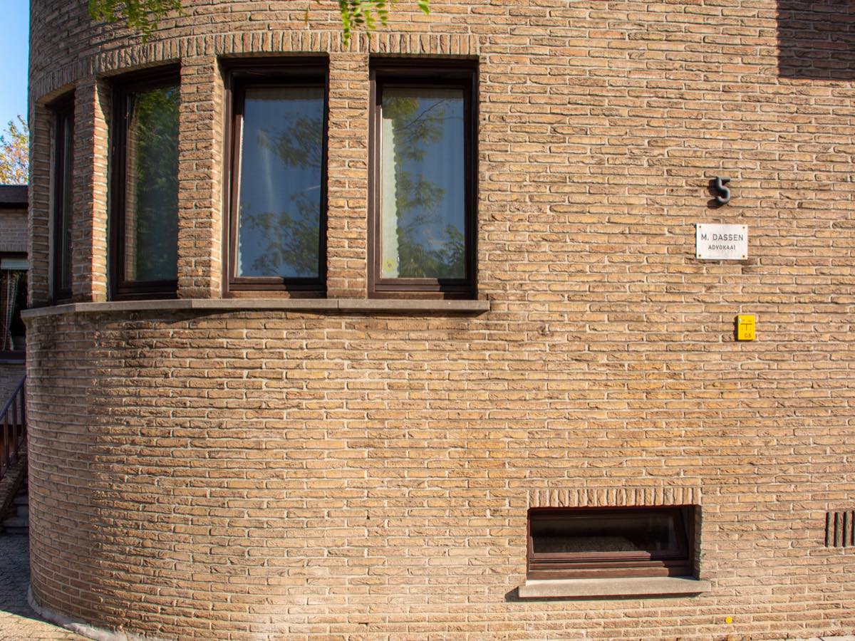 De gevel van het kantoor aan de Fortlaan 5, met huisnummer en het naamplaatje M. Dassen, advokaat.