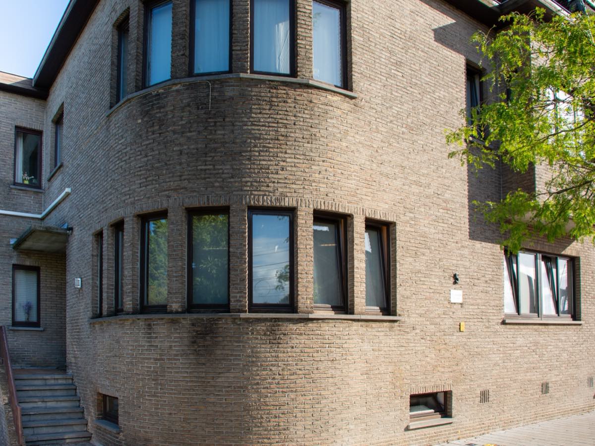 Het kantoorgebouw aan de Fortlaan 5 in Zwijndrecht, gezien vanaf de hoek.